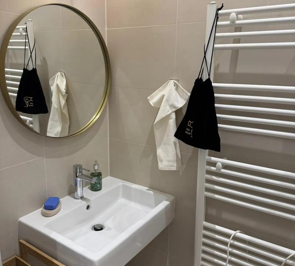 Your Happy Place Grossing  Apartment